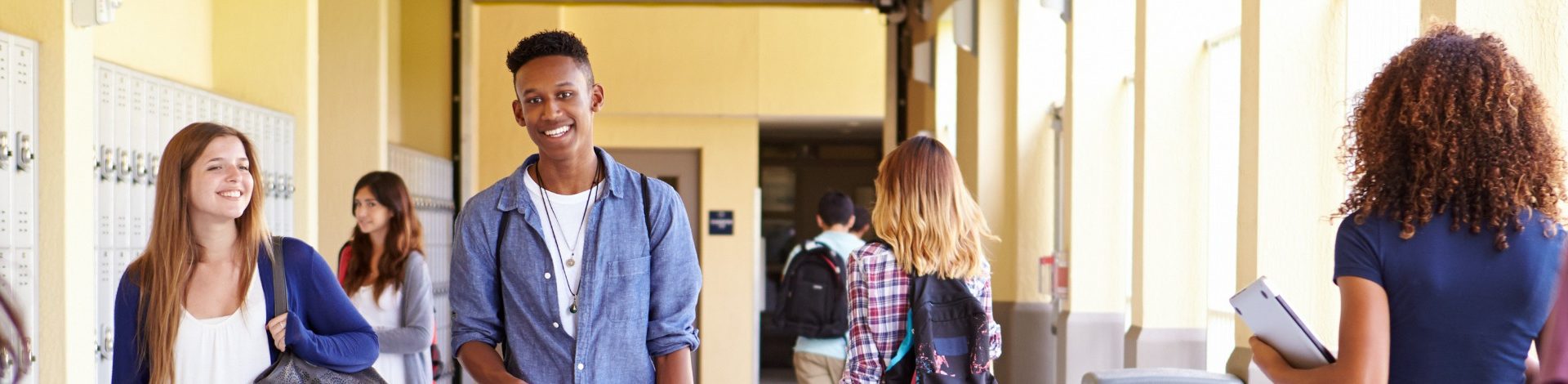 Jeunes personnes dans le corridor d’une