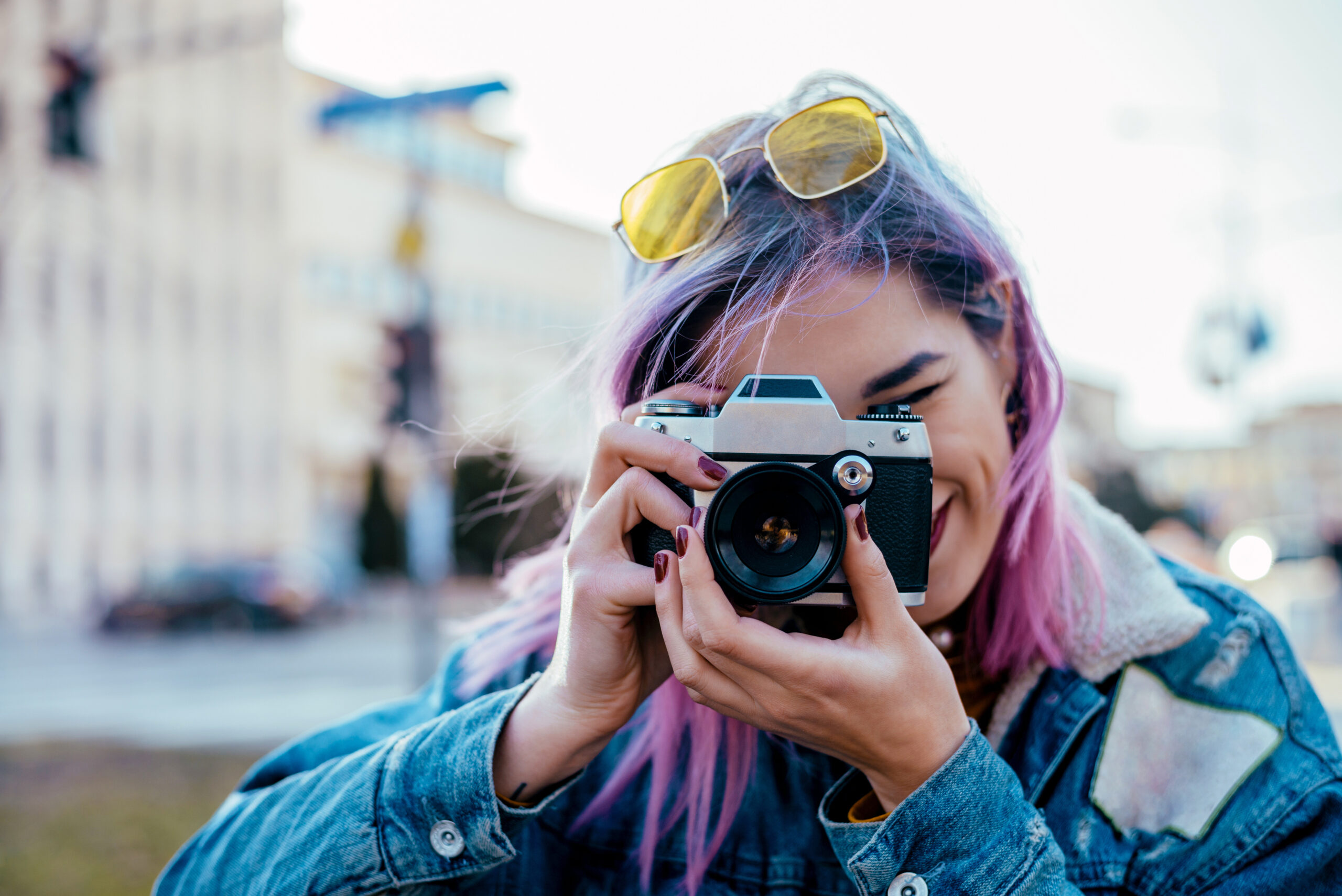 Créateur·rice de contenu prenant une photo avec un appareil photo